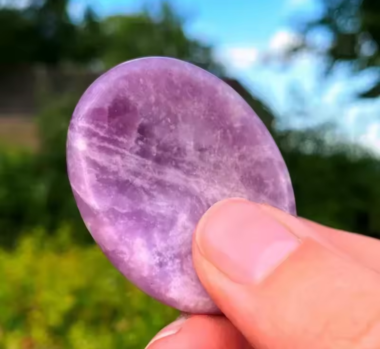 Pierre apaisante tenue par des doigts