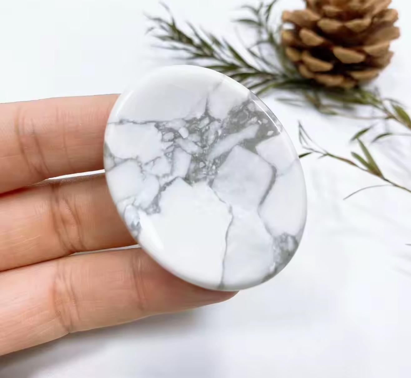 Pierre apaisante blanche dans une main